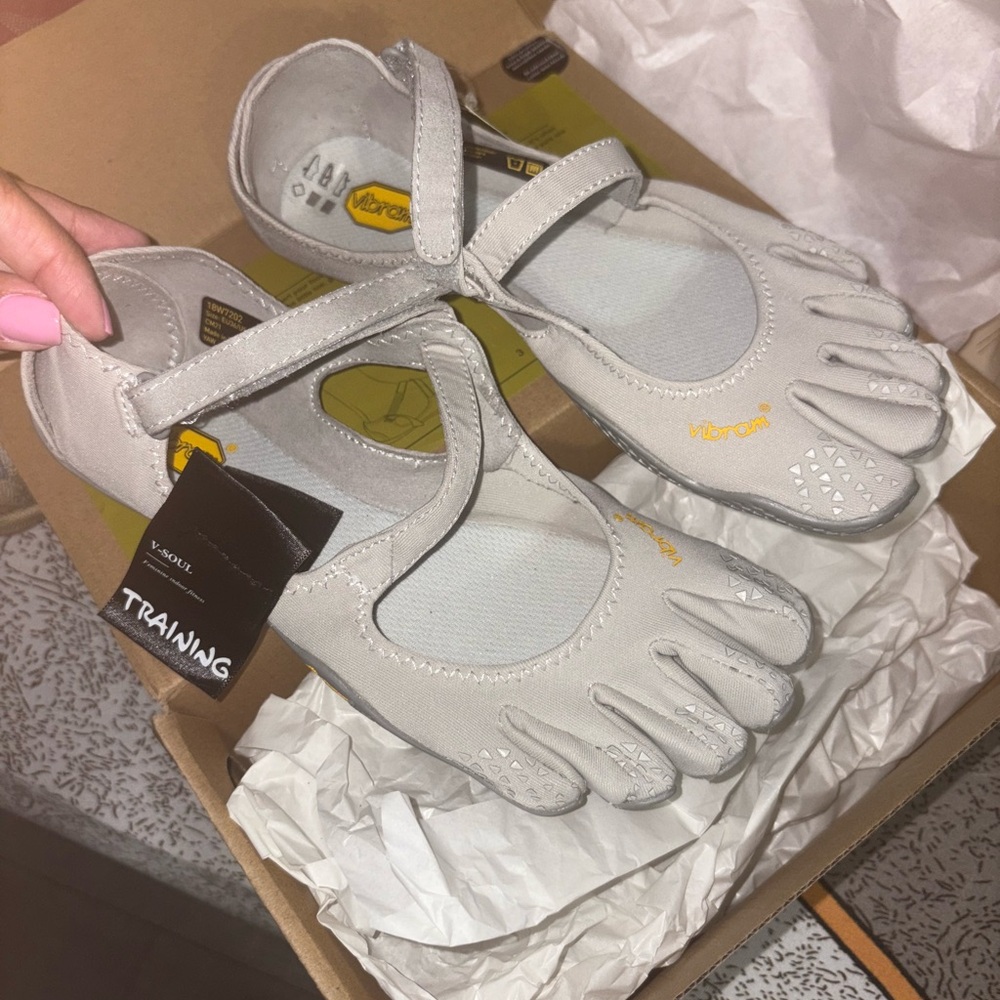 Vibram FiveFingers Light Gray Toe Shoes 6-6.5